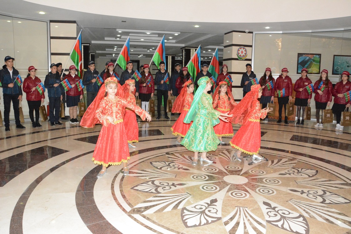 Qaradağ məktəbliləri Ölkəmizi tanıyaq tur-aksiyasında - FOTOLAR