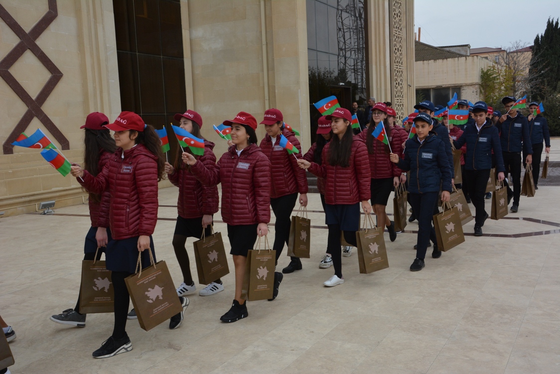 Qaradağ məktəbliləri Ölkəmizi tanıyaq tur-aksiyasında - FOTOLAR