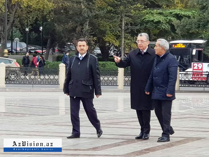 Bakının yeni meri şəhər gəzintisinə çıxıb,      göstərişlər verdi - FOTO