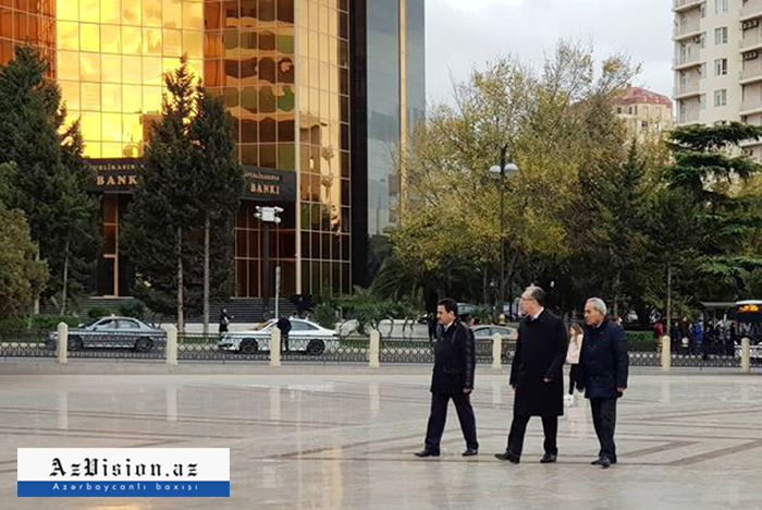 Bakının yeni meri şəhər gəzintisinə çıxıb,      göstərişlər verdi - FOTO