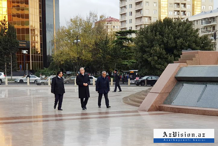 Bakının yeni meri şəhər gəzintisinə çıxıb,      göstərişlər verdi - FOTO