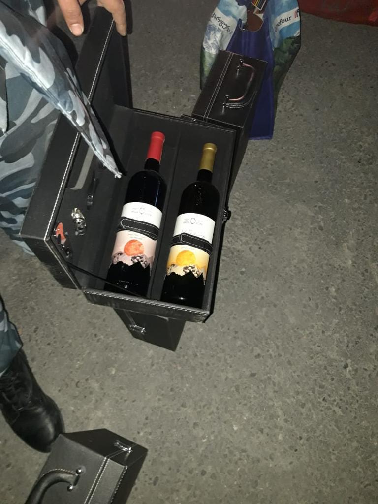 Alkoqol və tütün məhsullarını ölkədən çıxarmaq istədilər   - FOTOLAR