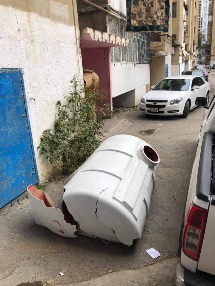 Güclü külək binanın damındakı su çənini uçurdu   - FOTO