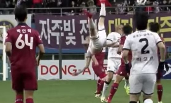 Cənubi Koreyada futbolçu oyun zamanı yıxılaraq, boynunu qırıb -  VİDEO