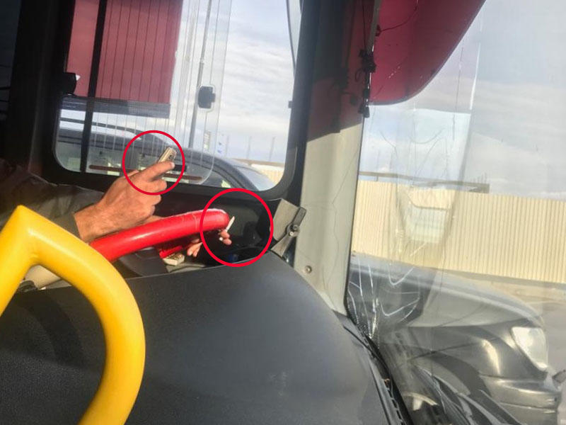 Bakıda avtobusda qayda pozuntusu -  Sürücünün bir əlində telefon, o birində siqaret (FOTO)