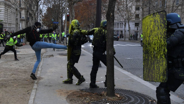 Fransada Sarı jiletlər prezident sarayına yaxınlaşır -  VİDEO