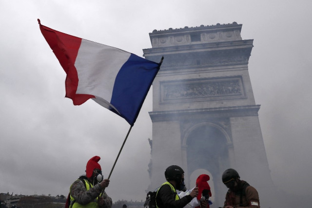 Fransada Sarı jiletlər prezident sarayına yaxınlaşır -  VİDEO