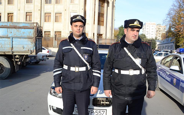 Polislər bu dəfə hamilə qadını xilas etdi     - FOTO