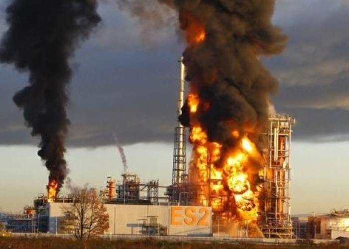 Rusiyada neft emalı zavodu yandı 